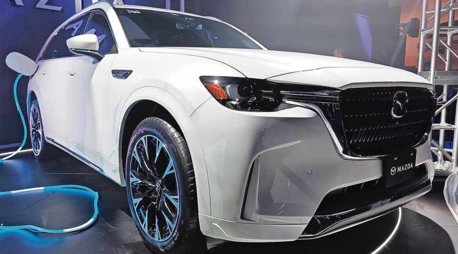 Mazda CX-90.  La batería se recarga por completo en dos horas y 20 minutos en una estación de nivel dos. ESPECIAL