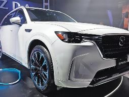 Mazda CX-90.  La batería se recarga por completo en dos horas y 20 minutos en una estación de nivel dos. ESPECIAL
