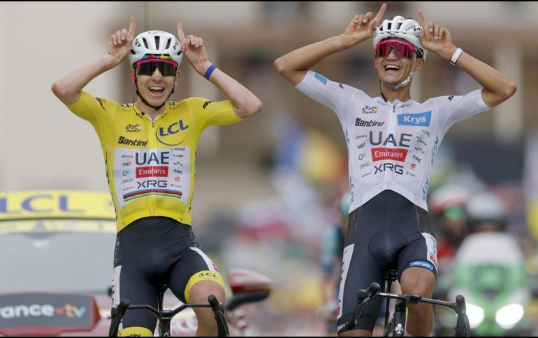 Este sábado, en la etapa 20 y penúltima del Tour de Francia, Isaac del Toro cruzó la meta abrazado de su compañero, Tadej Pogacar, con una sonrisa y ambos haciendo los cuernos con las manos, al acabar en cuarto y quinto lugar de la jornada. EFE / G. Horcajuelo