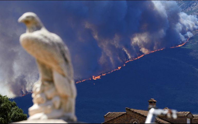 Imagen de las llamas del incendio forestal activo entre las localidades abulenses de Burgohondo y Navaluenga. EFE / R. Sanchidrián