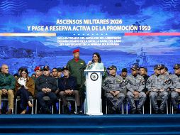 La presidenta encargada de Venezuela, Delcy Rodríguez (c), habla durante el acto de ascensos de la Fuerza Armada Nacional Bolivariana, en Caracas. EFE/Miraflores