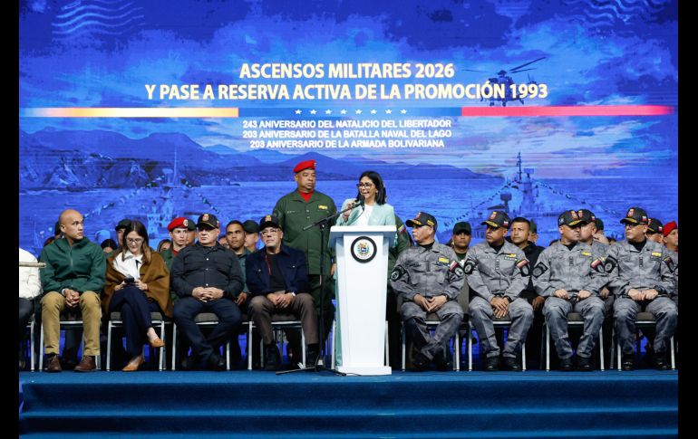La presidenta encargada de Venezuela, Delcy Rodríguez (c), habla durante el acto de ascensos de la Fuerza Armada Nacional Bolivariana, en Caracas. EFE/Miraflores