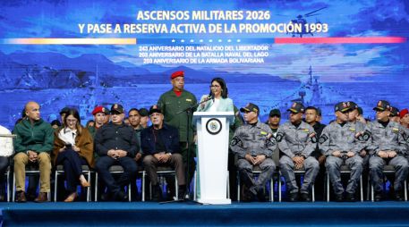 La presidenta encargada de Venezuela, Delcy Rodríguez (c), habla durante el acto de ascensos de la Fuerza Armada Nacional Bolivariana, en Caracas. EFE/Miraflores