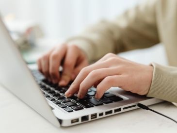 Una conexión incorrecta puede generar pequeñas variaciones eléctricas; conoce cómo conectar el cargador de tu computadora de forma adecuada. CANVA