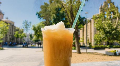 Tejuino-. Bebida ancestral refrescante hecha a base de maíz fermentado y piloncillo, consumida tradicionalmente en el occidente de México. ESPECIAL