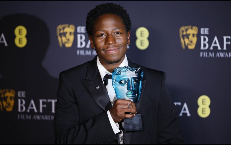 Fotografía de archivo, tomada el pasado 16 de febrero, en la que se captó al actor británico David Jonsson, al posar con el premio Estrella en ascenso, durante la gala de los BAFTA, en Londres (Reino Unido). Jonsson protagonizará la nueva cinta de la saga 'Black Panther' del universo Marvel. EFE/T. Akmen