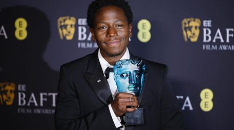 Fotografía de archivo, tomada el pasado 16 de febrero, en la que se captó al actor británico David Jonsson, al posar con el premio Estrella en ascenso, durante la gala de los BAFTA, en Londres (Reino Unido). Jonsson protagonizará la nueva cinta de la saga 'Black Panther' del universo Marvel. EFE/T. Akmen