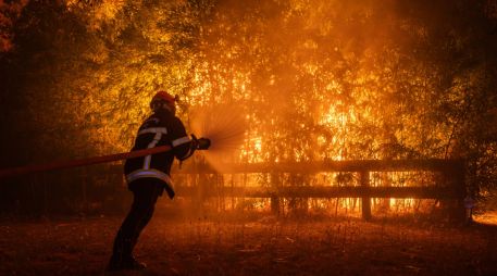 Este incendio acumula 42 mil hectáreas quemadas y ha obligado a realizar 220 mil desalojos. EFE/EPA/D. Rembert
