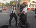 La Unidad Municipal de Protección Civil y Bomberos de Guadalajara hizo un llamado a la población para que evite meterse a las alcantarillas. ESPECIAL