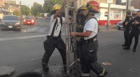 La Unidad Municipal de Protección Civil y Bomberos de Guadalajara hizo un llamado a la población para que evite meterse a las alcantarillas. ESPECIAL