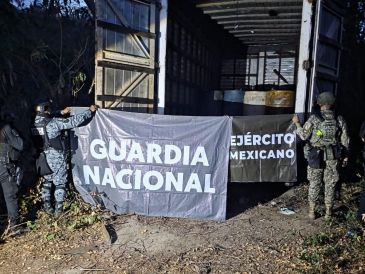 La FGR investigará el aseguramiento del combustible encontrado en 16 bidones dentro de las unidades. ESPECIAL/ Secretaría de Seguridad del Estado.
