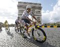 El mexicano Isaac del Toro celebra una actuación que lo convirtió en el primer ciclista nacional en terminar tercero en la ronda francesa. EFE