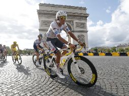 El mexicano Isaac del Toro celebra una actuación que lo convirtió en el primer ciclista nacional en terminar tercero en la ronda francesa. EFE