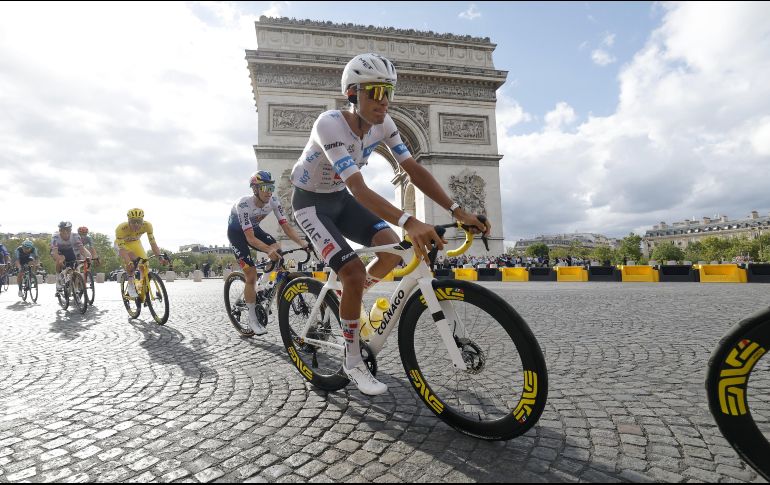 El mexicano Isaac del Toro celebra una actuación que lo convirtió en el primer ciclista nacional en terminar tercero en la ronda francesa. EFE