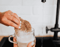 Descubre cómo lavar vasos y tazas correctamente para eliminar bacterias. Una guía de limpieza profunda con bicarbonato para proteger tu salud. ESPECIAL/Canva