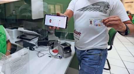 La licencia de conducir permanente está disponible tanto en formato físico como digital, y ambas son válidas para mostrarse como identificación. SUN/ARCHIVO