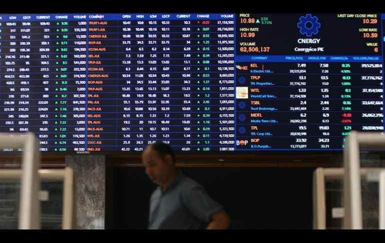 Por sectores, este lunes predominaron las ganancias en las empresas de bienes esenciales y comunicaciones. EFE/R. Khan