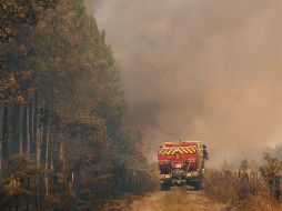 La nube de tormenta desató vientos violentos y erráticos capaces de empujar las llamas en todas direcciones. EFE/L. Perpigna