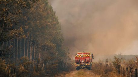 La nube de tormenta desató vientos violentos y erráticos capaces de empujar las llamas en todas direcciones. EFE/L. Perpigna