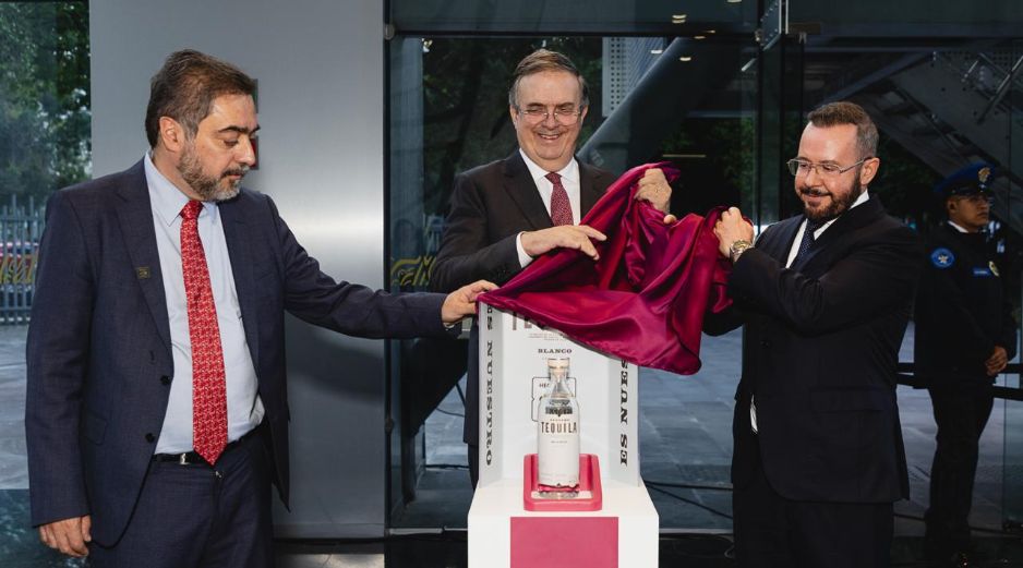 Como parte de la celebración, la Cámara Nacional de la Industria Tequilera (CNIT) presentó la Botella Institucional Conmemorativa 