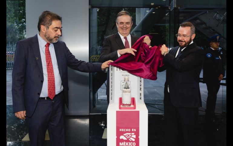 Como parte de la celebración, la Cámara Nacional de la Industria Tequilera (CNIT) presentó la Botella Institucional Conmemorativa 
