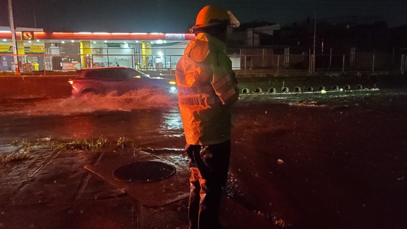 La acumulación de agua alcanzó los 20 centímetros y continúa en aumento en el cruce de Colón e Isla Pantenaria, por lo que autoridades cerraron la circulación sobre la avenida Colón como medida preventiva. ESPECIAL&nbsp;