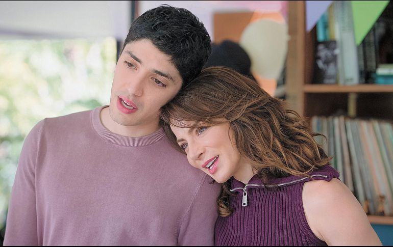 Sebastián Dante y Silvia Navarro, en una escena de la serie. CORTESÍA