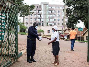 Una mujer se desinfecta las manos frente al Hospital Musulmán Kibuli en Kampala, Uganda. AP/H. Nalwadda