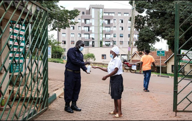 Una mujer se desinfecta las manos frente al Hospital Musulmán Kibuli en Kampala, Uganda. AP/H. Nalwadda