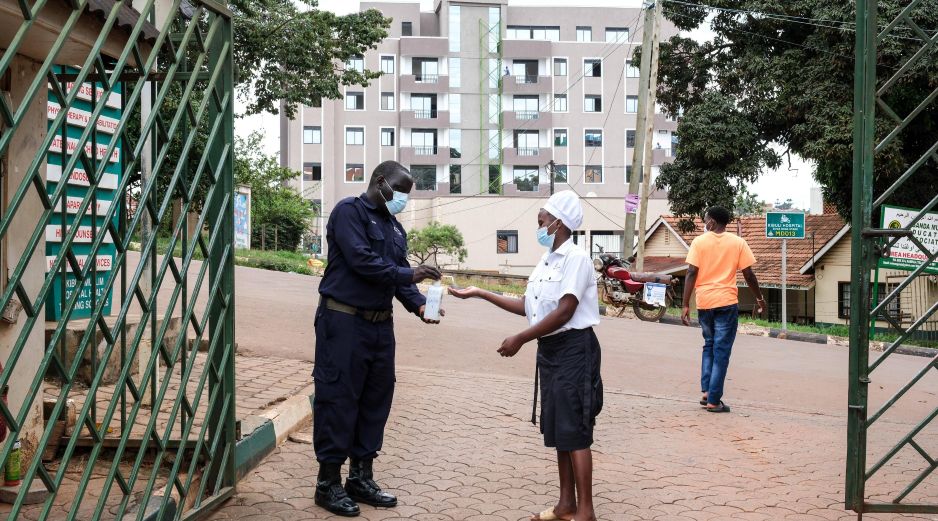 Una mujer se desinfecta las manos frente al Hospital Musulmán Kibuli en Kampala, Uganda. AP/H. Nalwadda