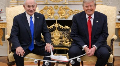 Fotografía tomada de la cuenta oficial en X del primer ministro israelí, Benjamín Netanyahu, donde aparece posando junto al presidente de Estados Unidos, Donald Trump, durante una reunión este martes, en la Casa Blanca en Washington.  EFE/ @netanyahu