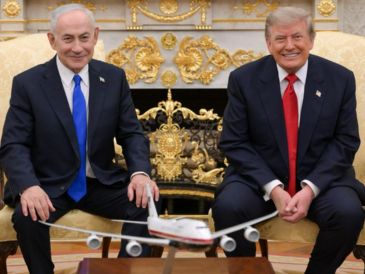 Fotografía tomada de la cuenta oficial en X del primer ministro israelí, Benjamín Netanyahu, donde aparece posando junto al presidente de Estados Unidos, Donald Trump, durante una reunión este martes, en la Casa Blanca en Washington.  EFE/ @netanyahu