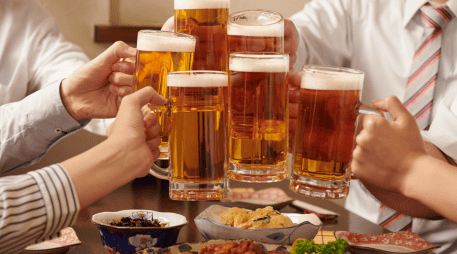 Elige cervezas con menor graduación alcohólica o versiones ligeras si buscas reducir el aporte calórico. CANVA