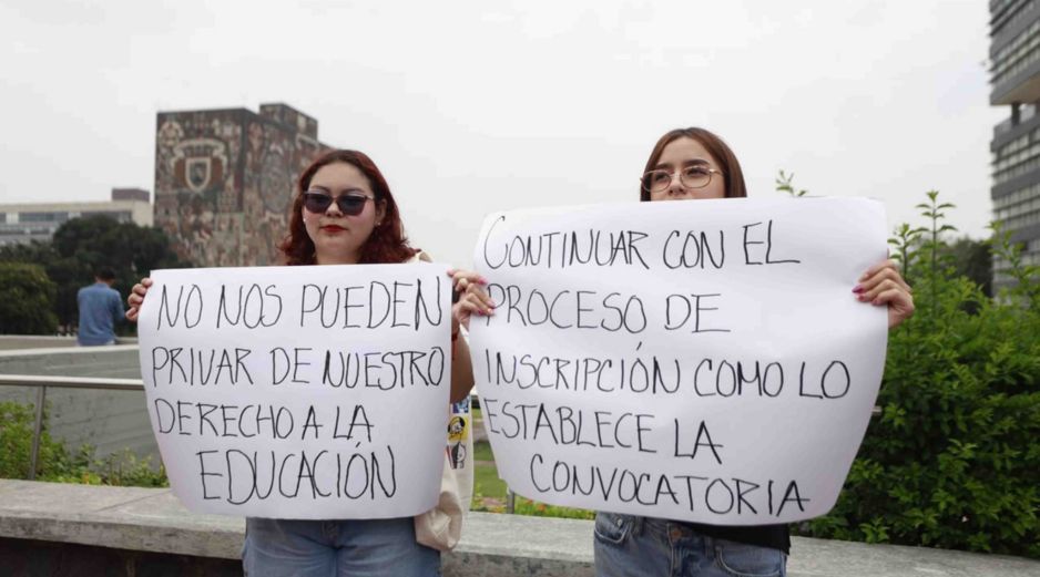 Decenas de aspirantes aceptados en la UNAM y familiares de los jóvenes se manifestaron este martes en Ciudad Universitaria. SUN/D. Sánchez