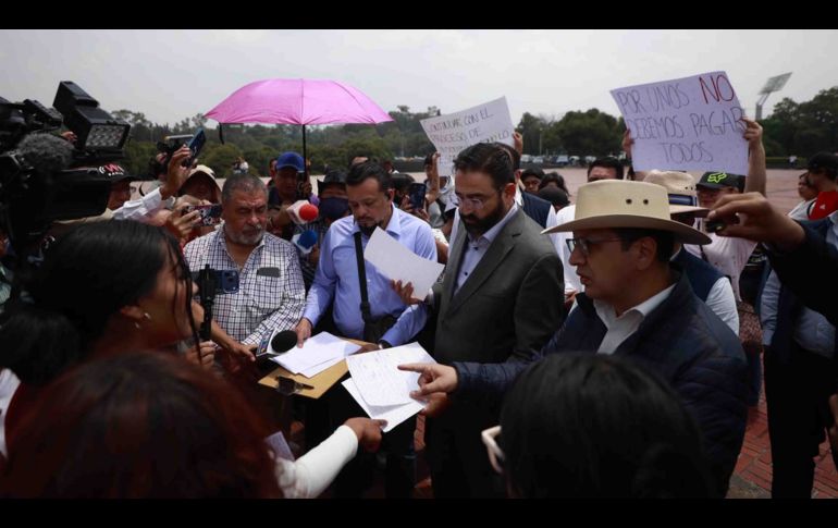 Decenas de aspirantes aceptados en la UNAM y familiares de los jóvenes se manifestaron este martes en Ciudad Universitaria. SUN/D. Sánchez