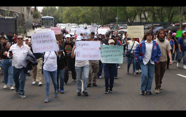 Decenas de aspirantes aceptados en la UNAM y familiares de los jóvenes se manifestaron este martes en Ciudad Universitaria. SUN/D. Sánchez