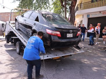 Guadalajara incrementó la capacidad operativa para retirar unidades en desuso; actualmente se eliminan en promedio ocho vehículos diarios. CORTESÍA.