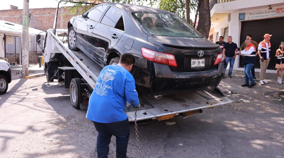 Guadalajara incrementó la capacidad operativa para retirar unidades en desuso; actualmente se eliminan en promedio ocho vehículos diarios. CORTESÍA.