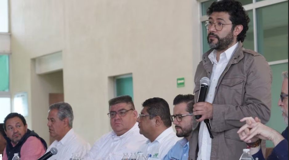 Reunión entre el secretario del trabajo y previsión social, Marath Bolaños, y familiares de los 63 mineros de Pasta de Conchos, Coahuila. X/@marathb