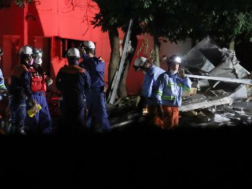 Las autoridades japonesas han desplegado a miles de efectivos para ayudar en las tareas de búsqueda y rescate, con unos 4 mil 600 soldados de las Fuerzas de Autodefensa (Ejército), 2 mil pertenecientes a la Policía y unos 1mil 410 bomberos. EFE/JIJI PRESS JAPAN