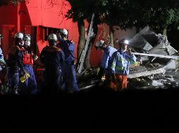 Las autoridades japonesas han desplegado a miles de efectivos para ayudar en las tareas de búsqueda y rescate, con unos 4 mil 600 soldados de las Fuerzas de Autodefensa (Ejército), 2 mil pertenecientes a la Policía y unos 1mil 410 bomberos. EFE/JIJI PRESS JAPAN