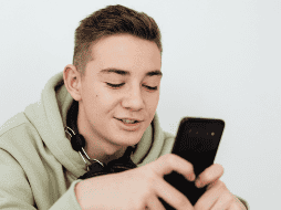 Si el dolor persiste por varios días, aparece hormigueo en brazos o manos, debilidad muscular, pérdida de fuerza o el dolor se irradia hacia los hombros, es importante acudir a un profesional de la salud para una evaluación. CANVA
