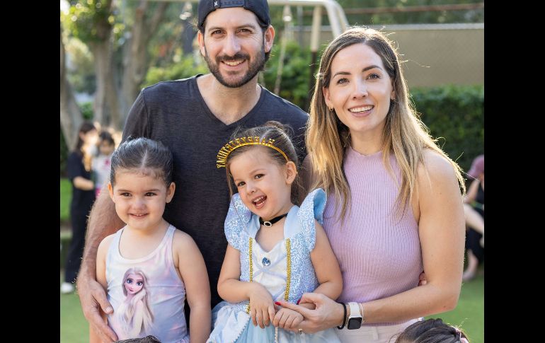 Álvaro Romero y Daniela Maldonado con Alessa y Regina Romero. GENTE BIEN JALISCO / Revista del 31 de julio 2026