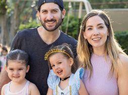 Álvaro Romero y Daniela Maldonado con Alessa y Regina Romero. GENTE BIEN JALISCO / Revista del 31 de julio 2026