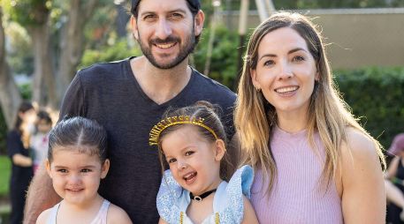 Álvaro Romero y Daniela Maldonado con Alessa y Regina Romero. GENTE BIEN JALISCO / Revista del 31 de julio 2026