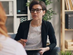 Comprender que los profesionales de la salud mental también pueden ejercer violencia psicológica nos invita a cuestionar las expectativas irreales sobre su infalibilidad. UNSPLASH