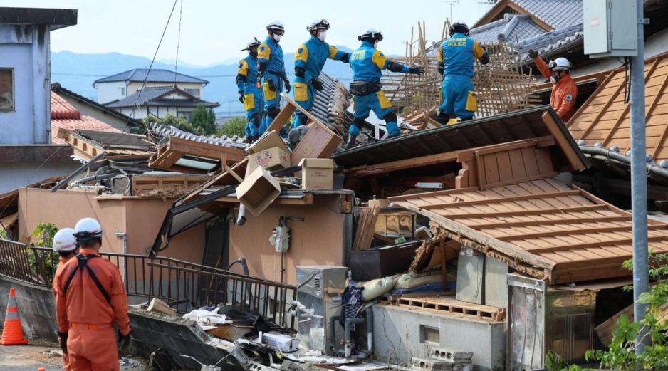 Tras más de 40 horas desde que ocurrió el temblor, las labores de búsqueda y rescate de supervivientes avanzan a contrarreloj. EFE/JIJI PRESS