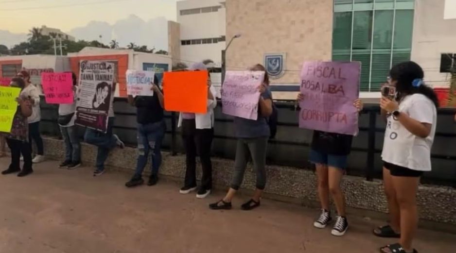 Los manifestantes gritaron consignas y mostraron carteles en apoyo a Danna Yanina. SUN/ESPECIAL