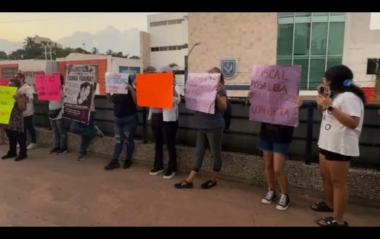 Los manifestantes gritaron consignas y mostraron carteles en apoyo a Danna Yanina. SUN/ESPECIAL