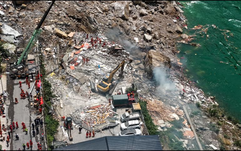 Vista aerea tomada con un dron el 17 de julio de 2026 del sitio de un derrumbe de una montaña provocado por las lluvias a lo largo de una sección del río Wujiang, en la municipalidad de Chongqing, en el suroeste de China. Xinhua/H. Wei